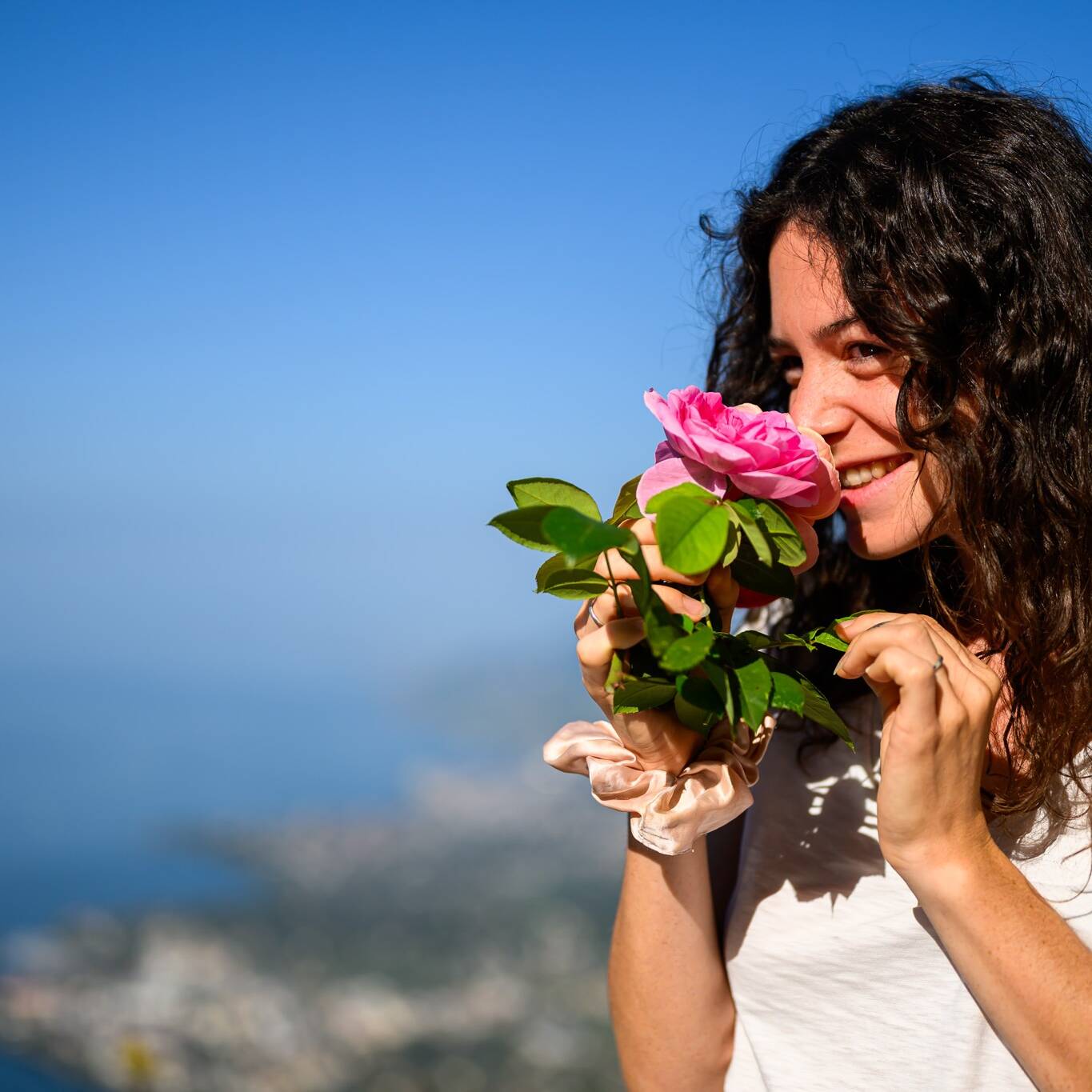 Photo de portrait avec une rose